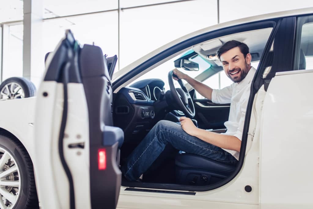 Mann beim Auto codieren