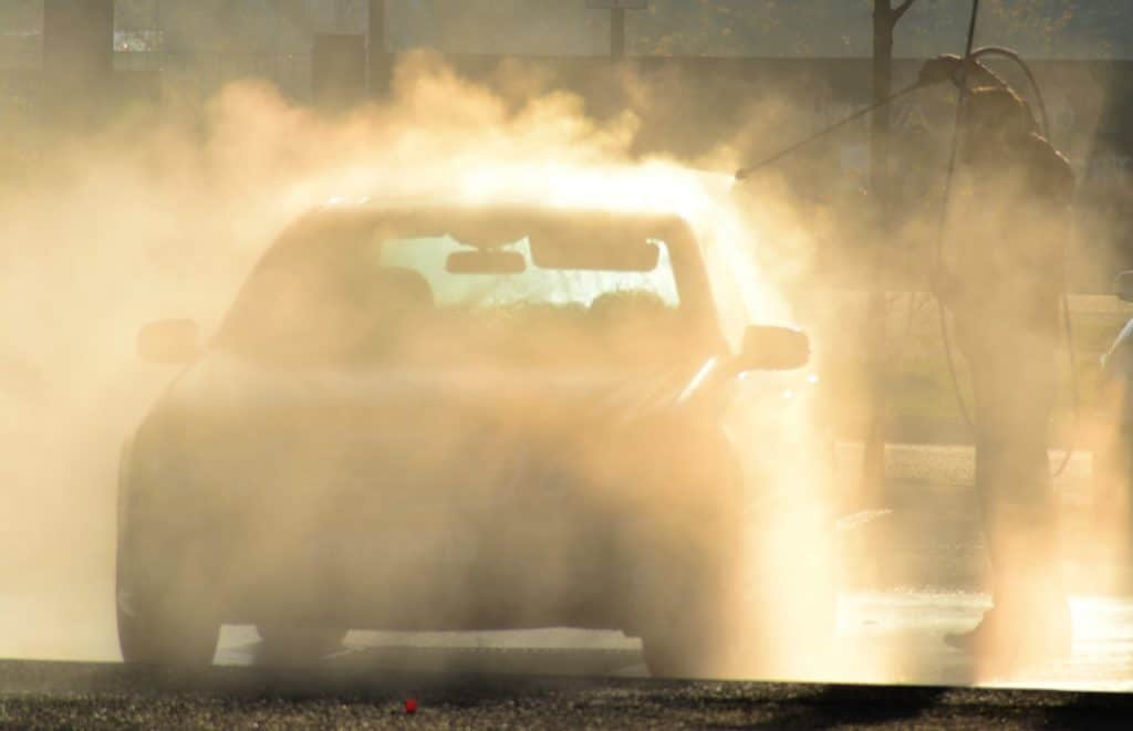 Auto in der SB Waschanlage