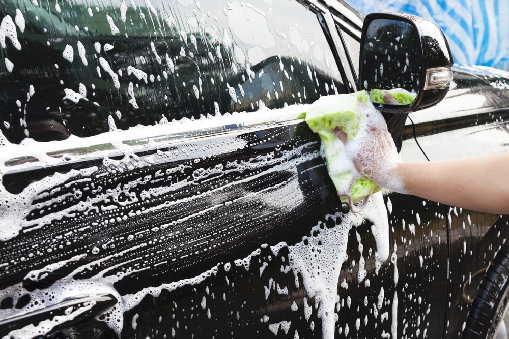 Auto mit shampoo waschen