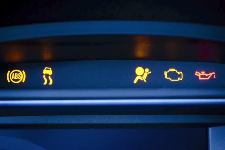 5 Gründe für Warnlampen im Auto - Wir zeigen sie euch!