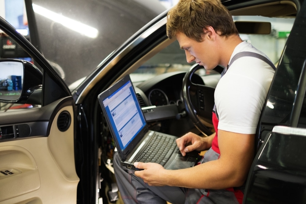 Scanner connected to a car engine